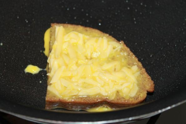 Гренки с сыром и чесноком - шаг 6