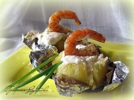 Печеная картошка с креветками со сметанно-чесночным соусом