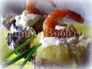 Печеная картошка с креветками со сметанно-чесночным соусом - шаг 2