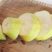 Запеченная груша с сыром и орешками - шаг 1