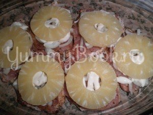Свинина с ананасами и сыром - шаг 4