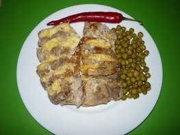Свинина "Гармошка" с сыром, приготовленная на пару в мультиварке