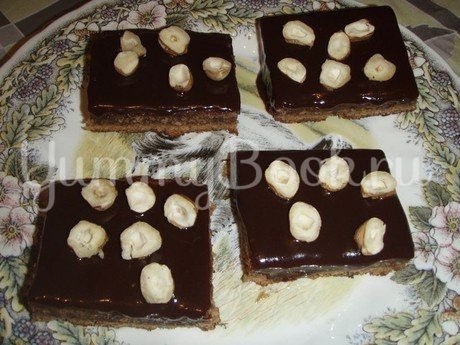 Шоколадное пирожное с орехами