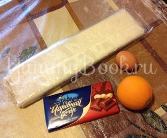 Круассаны с шоколадом и апельсиновой цедрой - шаг 1