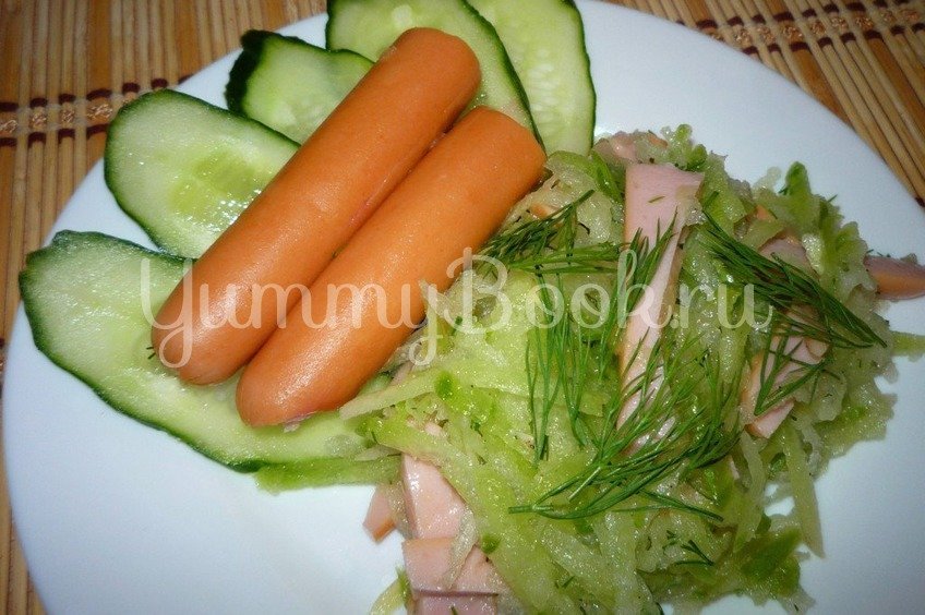 Салат из зеленой редьки и сосисок
