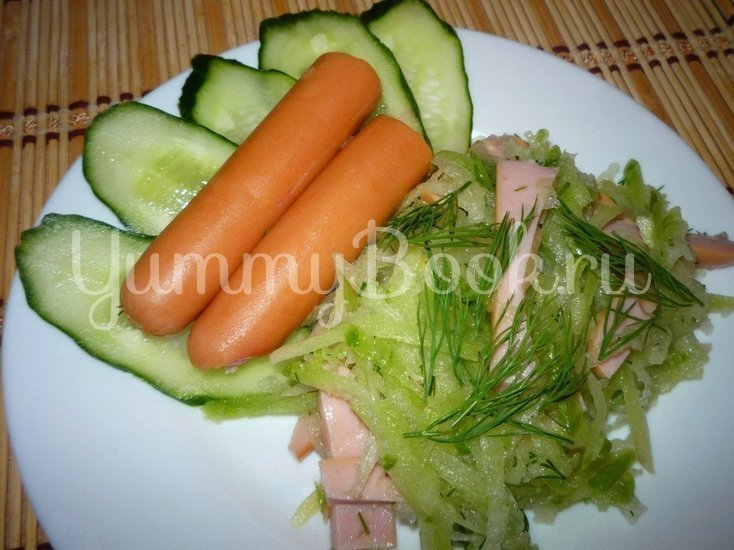 Салат из зеленой редьки и сосисок - шаг 6