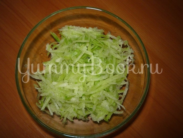 Салат из зеленой редьки и сосисок - шаг 1