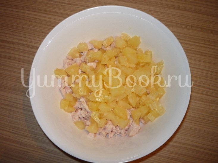 Салат с копченой грудкой и ананасами - шаг 3