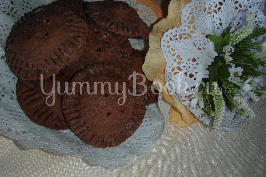 Шоколадное печенье с вишней