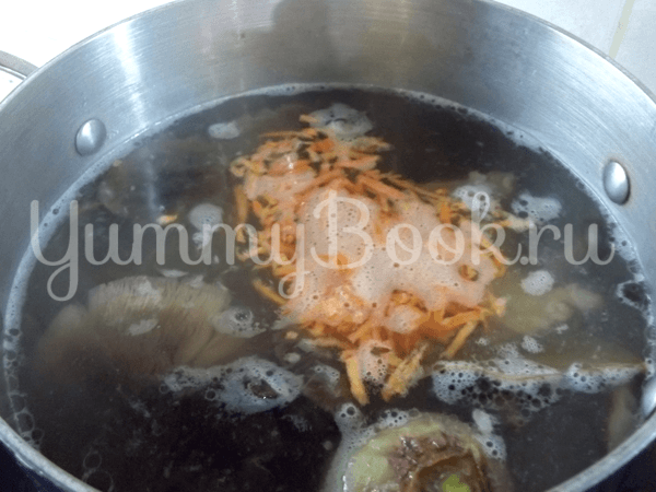 Суп из лесных грибов и мяса - шаг 5