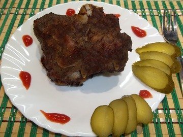 Запеченное в духовке свиное мясо на кости