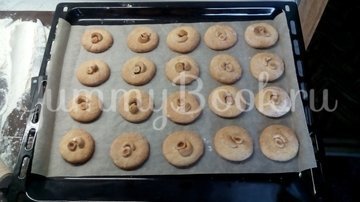 Песочное печенье с орехами на кефире - шаг 12