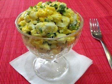 Салат с луком и яйцом пашот