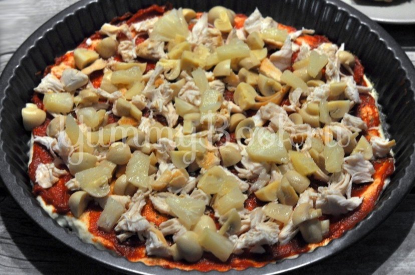 Пицца с курицей, грибами и ананасами - шаг 8