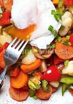 Салат из жареных овощей с яйцом-пашот