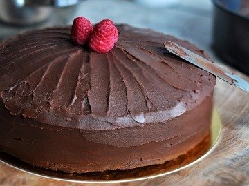 Шоколадный торт с малиной