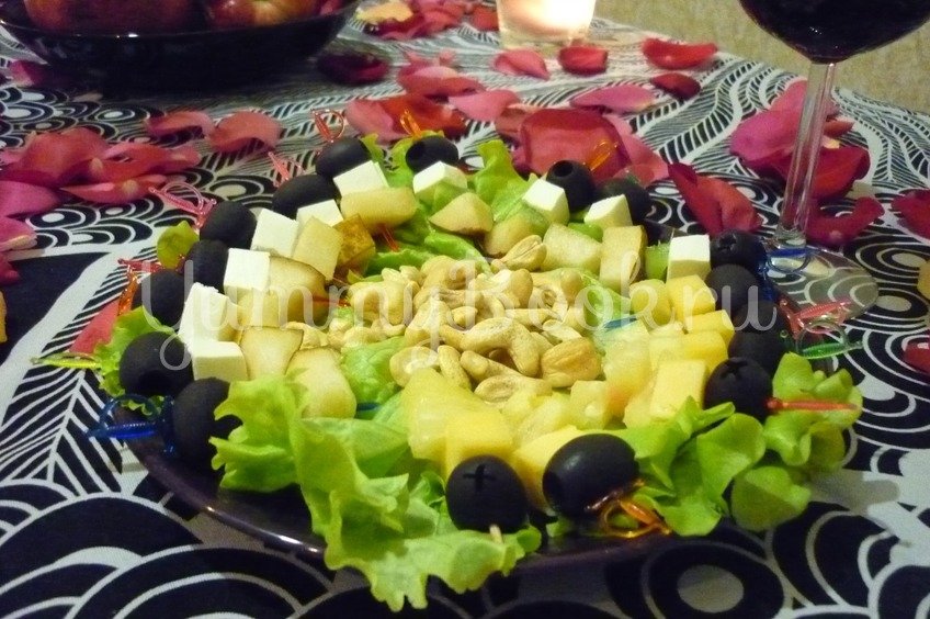 Пикантные канапе с сыром, фруктами и маслинами