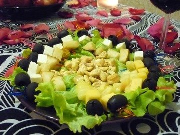 Пикантные канапе с сыром, фруктами и маслинами