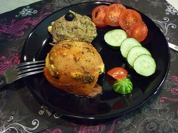 Картофель, запечённый с помидором, маслинами и сыром