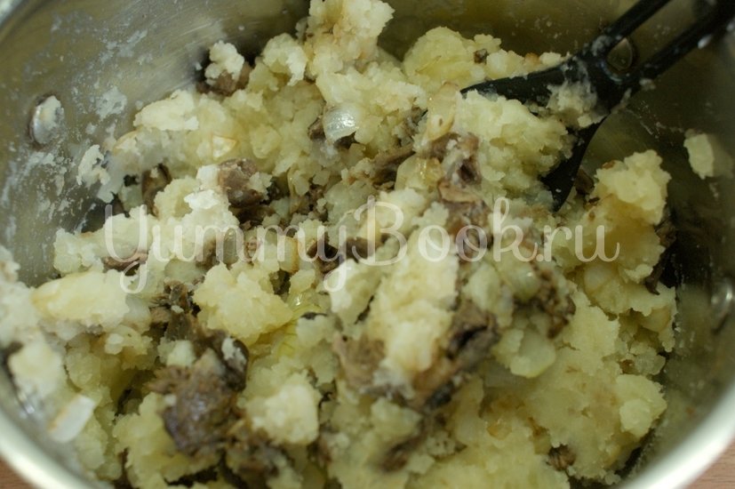 Дрожжевой пирог с картофелем и грибами - шаг 2