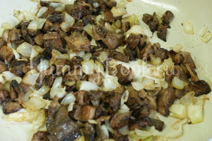 Дрожжевой пирог с картофелем и грибами - шаг 1