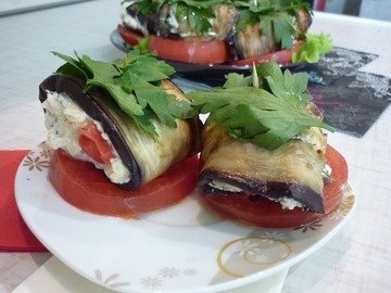 Канапе-рулетики из баклажанов с сыром и помидорами