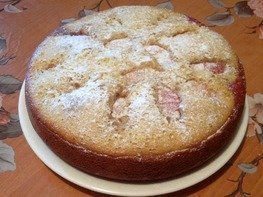 Пирог со сливами и яблоками в мультиварке