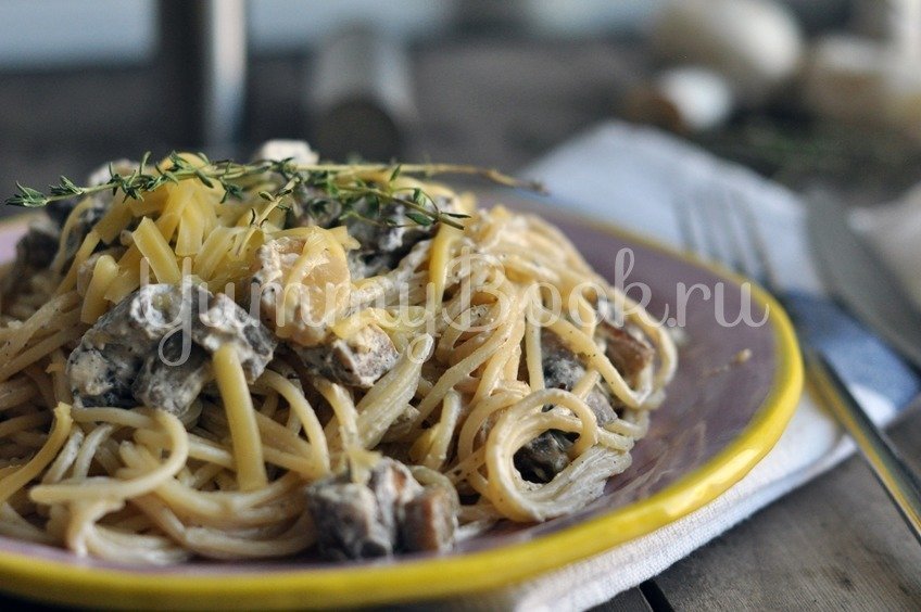 Спагетти с грибами и баклажанами под сливочным соусом