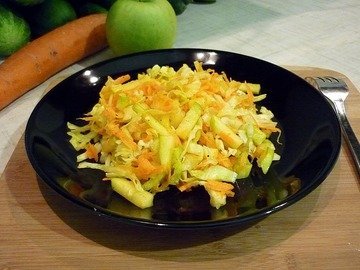 Лёгкий салат с капустой, морковью и яблоком