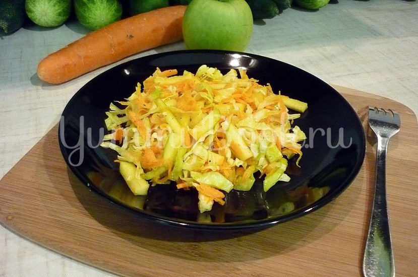 Лёгкий салат с капустой, морковью и яблоком - шаг 6