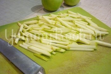 Лёгкий салат с капустой, морковью и яблоком - шаг 4