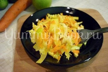 Лёгкий салат с капустой, морковью и яблоком - шаг 7