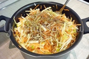 Лёгкий салат с капустой, морковью и яблоком - шаг 5