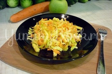 Лёгкий салат с капустой, морковью и яблоком - шаг 6