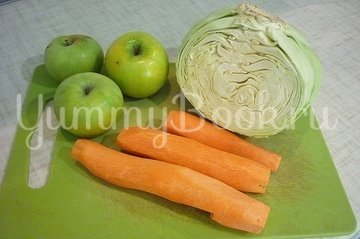 Лёгкий салат с капустой, морковью и яблоком - шаг 1