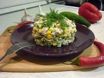 Лёгкий салат с тунцом и овощами
