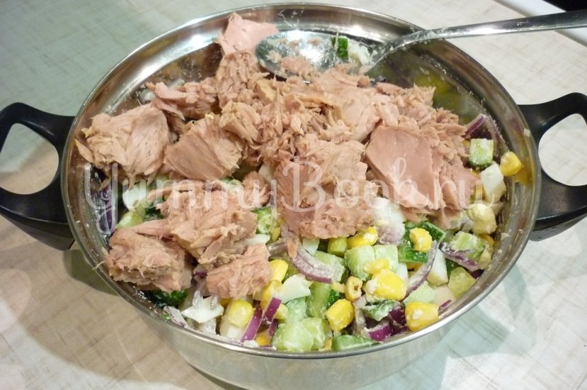Лёгкий салат с тунцом и овощами - шаг 6
