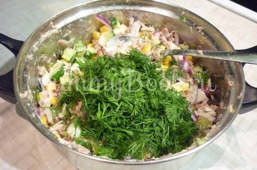 Лёгкий салат с тунцом и овощами - шаг 7