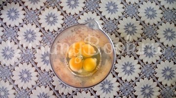 Пирог с зеленым луком и яйцом в мультиварке - шаг 1