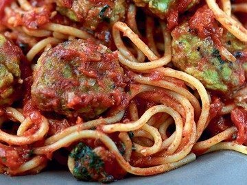 Спагетти с фрикадельками из цесарки в томатном соусе