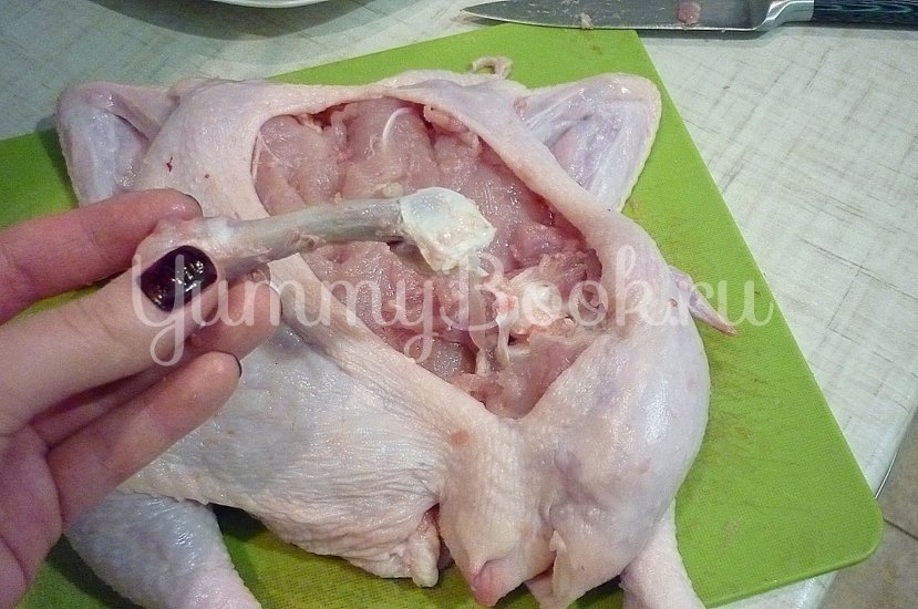 Сочная курица без костей, фаршированная капустой - шаг 16