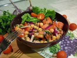 Сытный и полезный салат с нутом