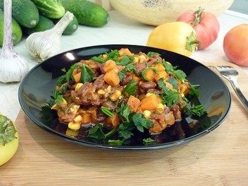 Тушёная фасоль с овощами в томатном соусе