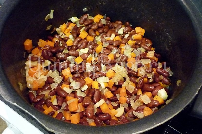 Тушёная фасоль с овощами в томатном соусе - шаг 6