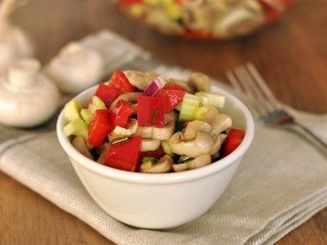 Салат овощной с грибами