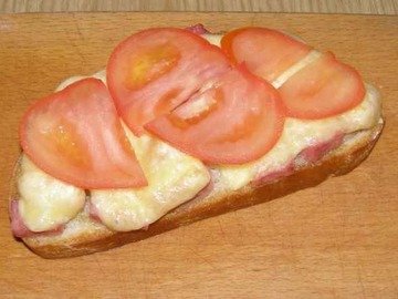 Бутерброды с помидорами, ветчиной и сыром
