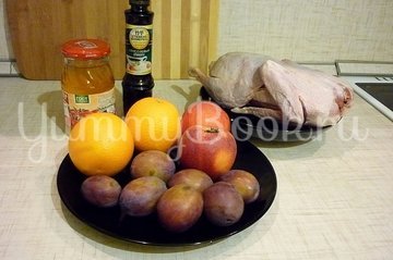Утка, запечённая со сливами и яблоками - шаг 1
