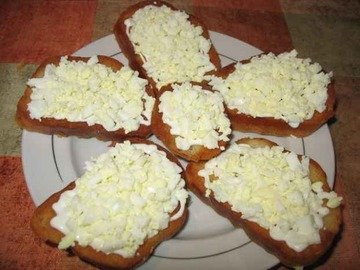 Бутерброды с чесноком и рубленым яйцом