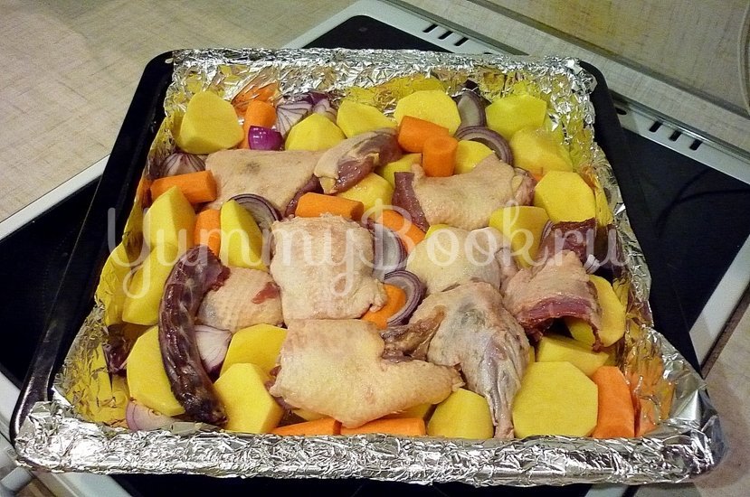 Острая утка, запечённая с картофелем и морковью - шаг 3