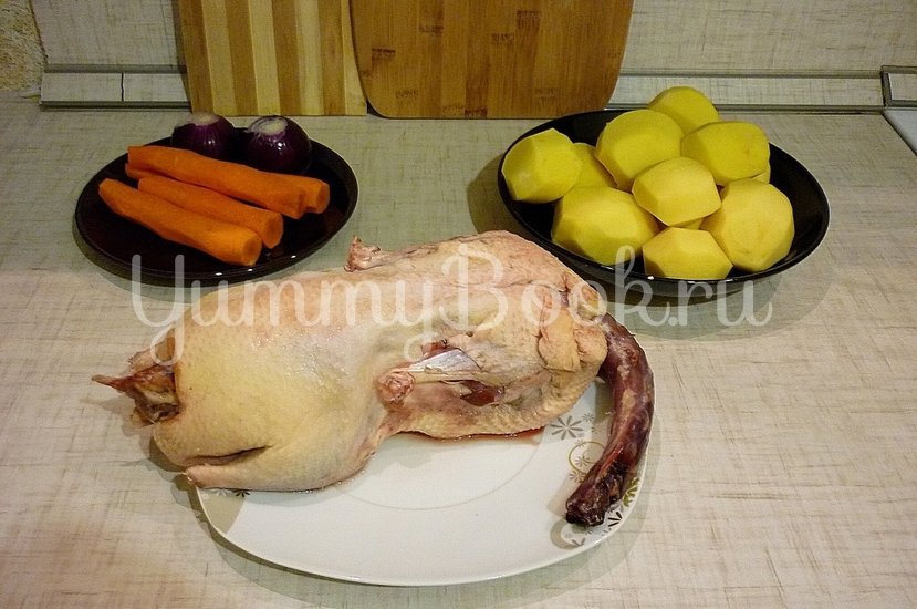 Острая утка, запечённая с картофелем и морковью - шаг 1